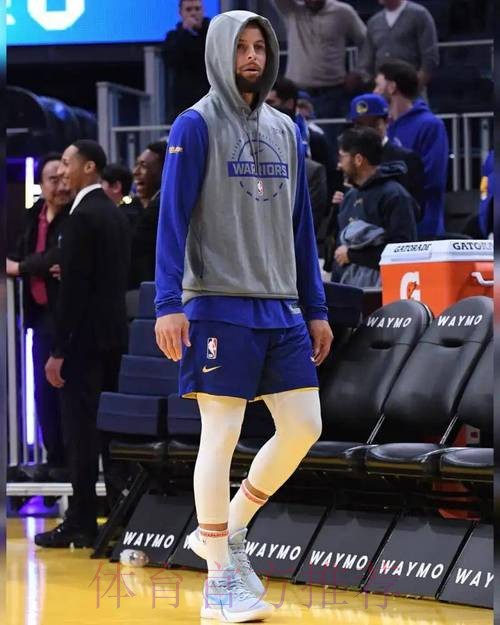 库里穿着凯特琳-克拉克专属灰蓝色科比6进行赛前热身